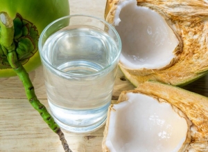  Tụt huyết áp có nên uống nước dừa không? Những nguy hiểm của người tụt huyết áp uống nước dừa